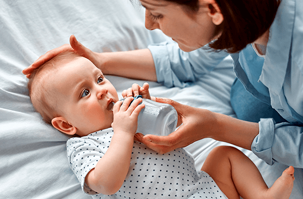 Consulta al pediatra | ¿Si mi bebé vomita le vuelvo a dar de comer? | Bebés | San Pablo Farmacia