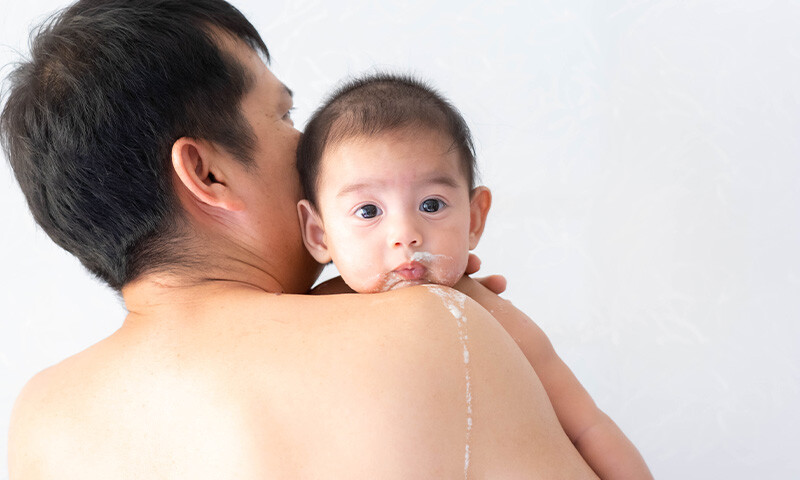¿Por qué mi bebé vomita la leche? | Bebés | San Pablo Farmacia