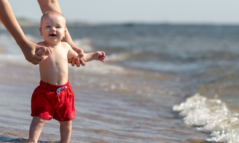 ¿Puedo llevar a mi bebé a la playa? | Bebés | San Pablo Farmacia