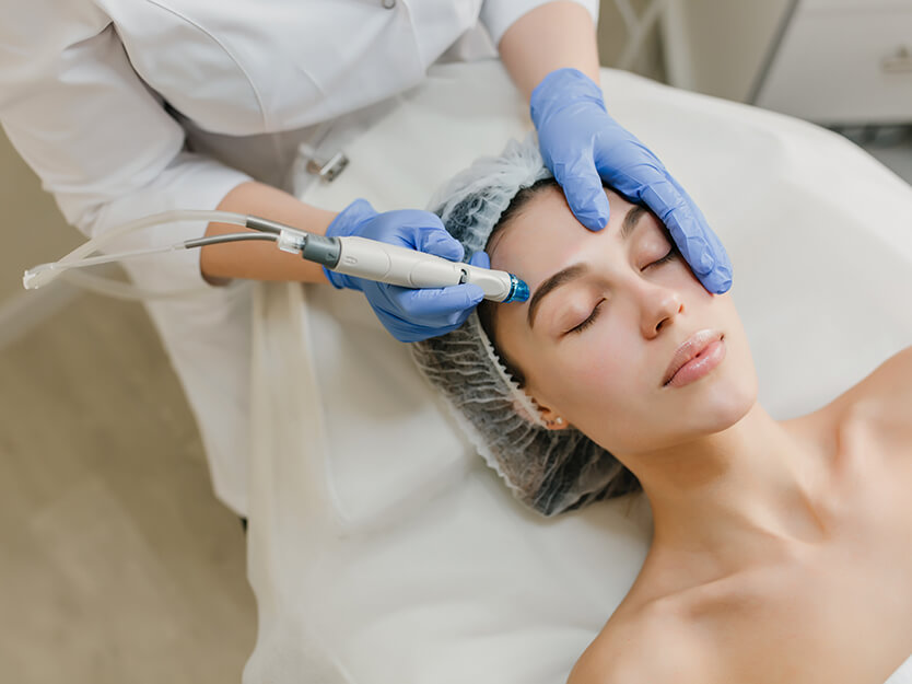 Especialista aplicando microdermoabrasión a persona | Dermocosméticos | San Pablo Farmacia